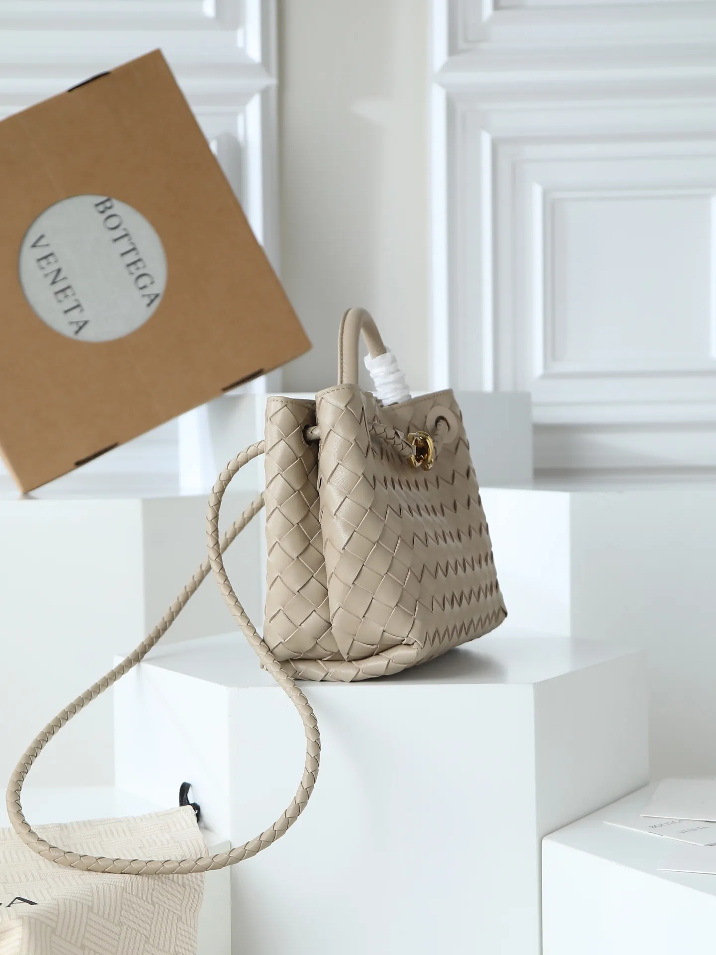1300. Andiamo is shipping‼ ️Really popular🔥The new Andiamo woven handbag launched by Bottega Veneta this season is really popular all over the world! ! Celebrities at home and abroad have worn it, and Oscar-winning actress Michelle Yeoh has taken it out on the street. Song Jia, Trai Yala, Yu Feihong, Sanji Ayaka, Rosie Hunting-Whiteley, Yoshioka Riho, etc. have all worn this bag. It is classic and versatile and shows off your temperament, and the bag capacity is also large, which is very convenient for daily commuting! ! A variety of carrying methods, the shoulder straps can be adjusted by yourself, the original lambskin feels soft and delicate, and the unisex style breaks the gender boundaries and brings a more practical and long-lasting use experience. Andiamo, which has both elegant and casual styles, perfectly interprets the true appearance of "fashionable old money style". Style number: 766014 Size: 25*22*10.5cm